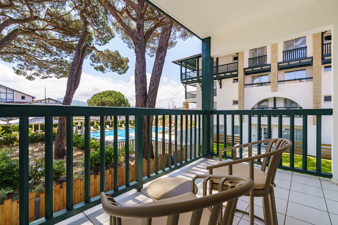 ibaia_hotel_ch_#123_vue_port_piscine_balcon_160_©theo_cheval_web