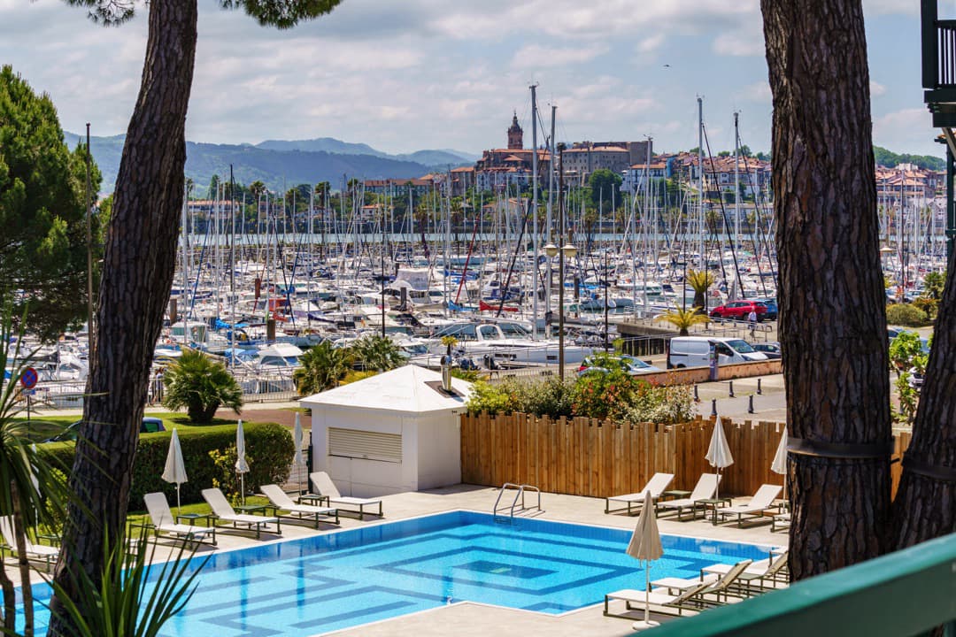 ibaia_hotel_ch_#123_vue_port_piscine_balcon_177_©theo_cheval_web